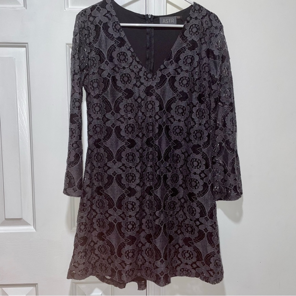ASTR black lace overlay long bell sleeve v neck dress M - Picture 2 of 12